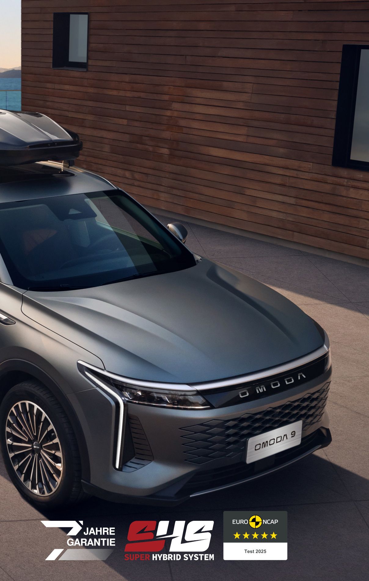 OMODA 9 PHEV mit Dachbox an der Küste, Logos 7 Jahre Garantie, Super Hybrid System, Euro NCAP 5 Sterne 2025