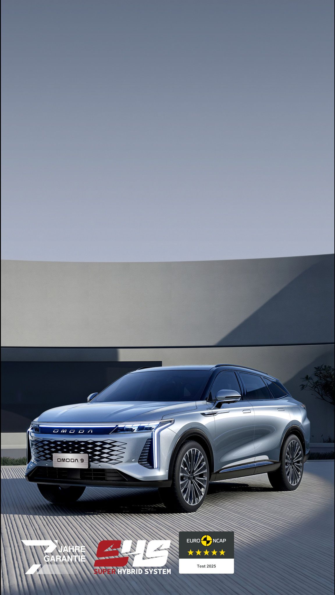 OMODA 9 PHEV vor moderner Architektur, Logos 7 Jahre Garantie, Super Hybrid System, Euro NCAP 5 Sterne 2025
