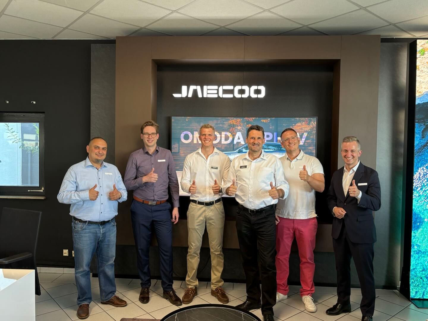 Vertreter von OMODA & JAECOO und Autohaus Durst im Showroom