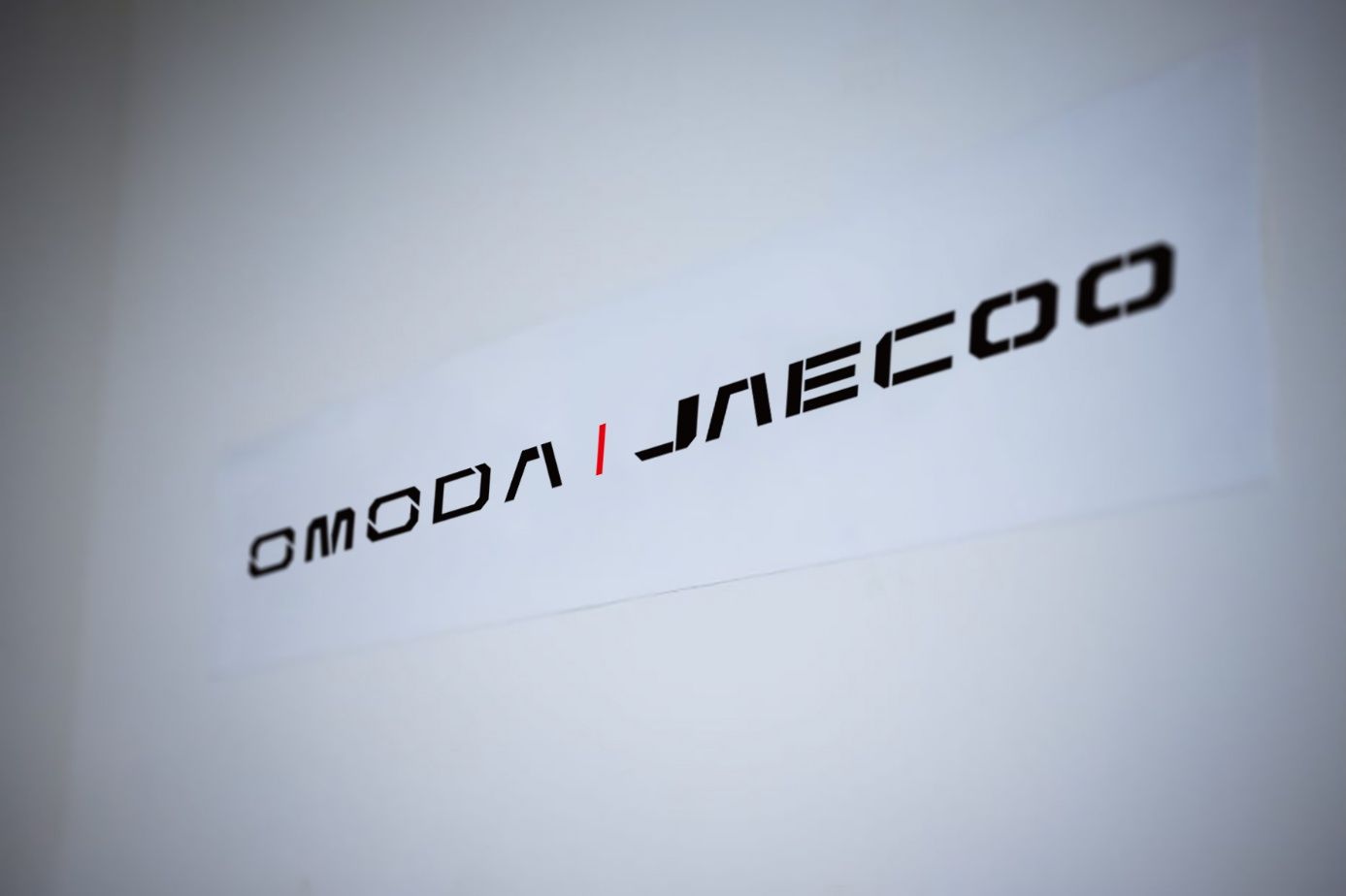 Schriftzug OMODA und JAECOO auf einer hellen Wand