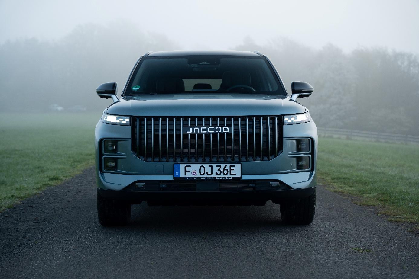 JAECOO SUV in der Frontansicht auf einer nebligen Landstraße