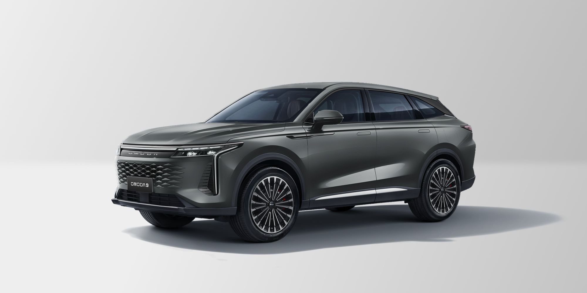 OMODA 9 PHEV in Matte Grey in der Frontansicht von schräg links