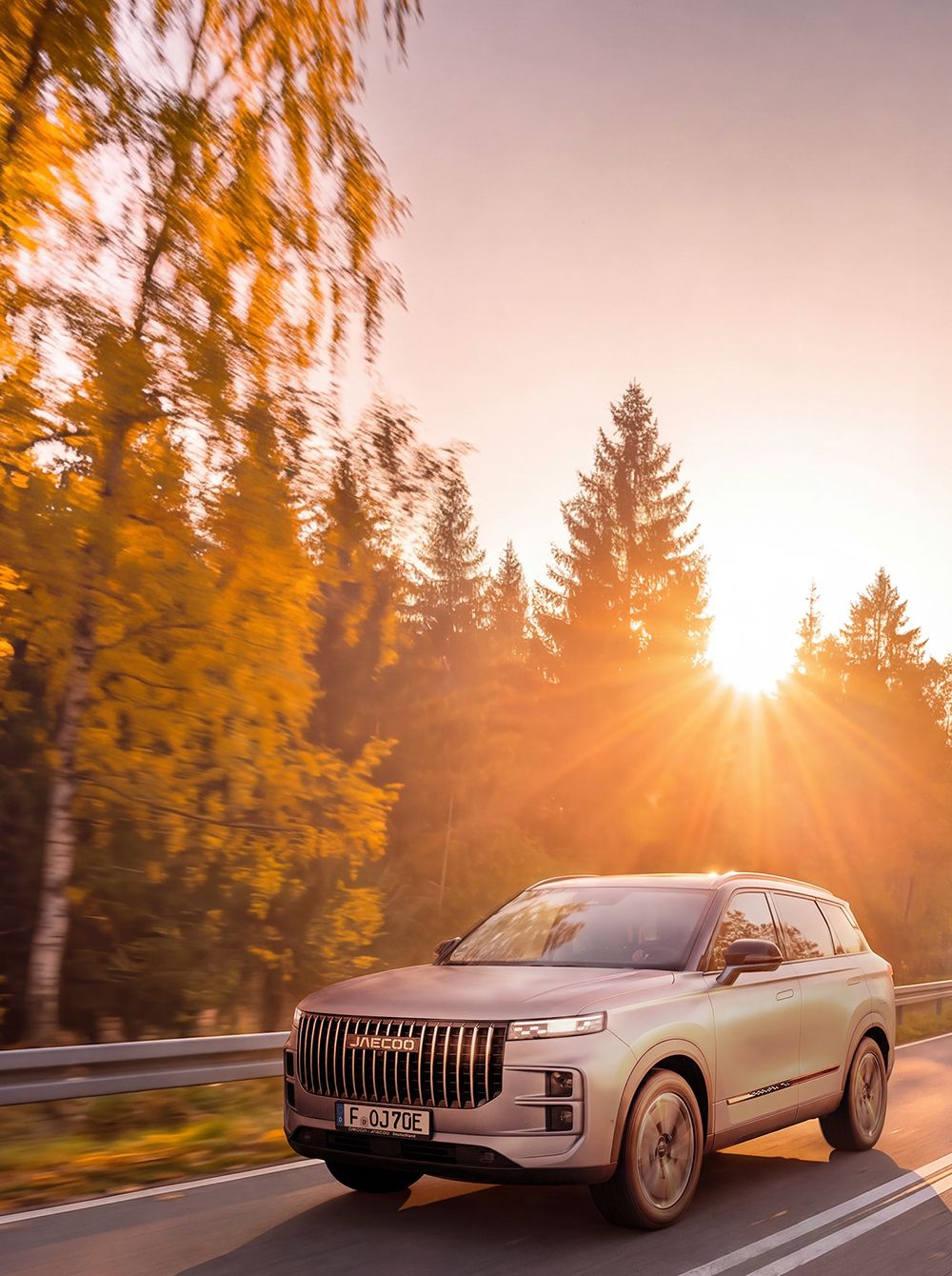 JAECOO 7 PHEV in Herbstlandschaft
