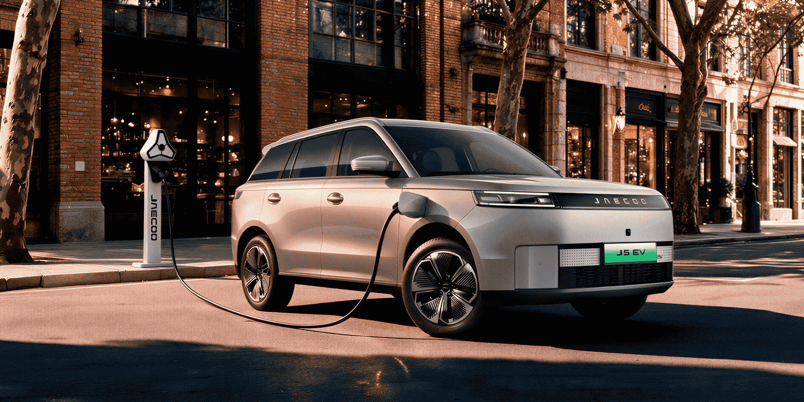 Coche eléctrico de OMODA JAECOO conectado a un punto de recarga