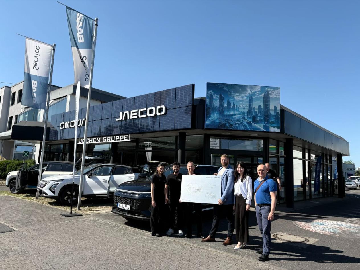 OMODA & JAECOO Händlerbetrieb mit Fahrzeugen und Team vor dem Showroom